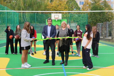 Starosta Prahy 13 David Vodrážka a místostarostka Marcela Plesníková při slavnostním otevření zrekonstruovaného sportoviště v Nových Butovicích.