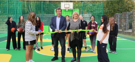 Starosta Prahy 13 David Vodrážka a místostarostka Marcela Plesníková při slavnostním otevření zrekonstruovaného sportoviště v Nových Butovicích.