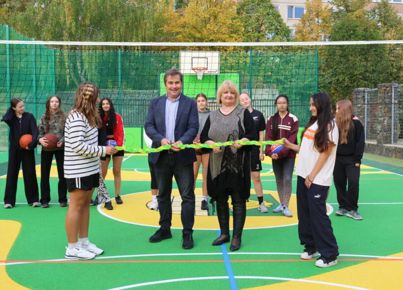 Starosta Prahy 13 David Vodrážka a místostarostka Marcela Plesníková při slavnostním otevření zrekonstruovaného sportoviště v Nových Butovicích.