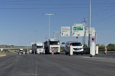 Kbelská patří mezi důležité dopravní tahy na severovýchodě Prahy. Dokončení její rekonstrukce má přinést kvalitnější povrchy a obnovenou infrastrukturu, řidiči však do té doby musí počítat s dočasnými komplikacemi.