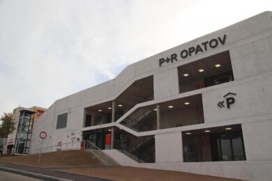 Nově otevřený parkovací dům P+R Opatov v pražské Chilské ulici nabízí 495 parkovacích míst, z toho stovku pro obyvatele nejbližšího okolí. Výstavba stála více než 663 milionů korun bez DPH.
