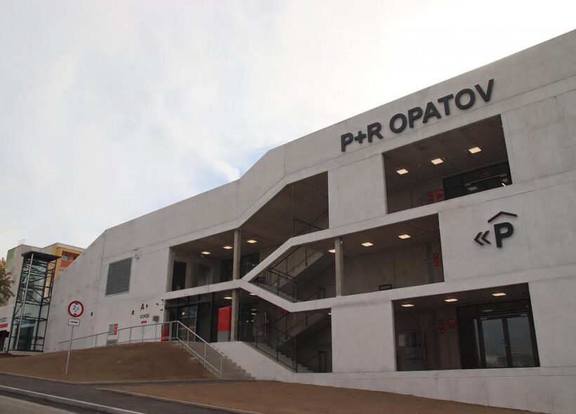 Nově otevřený parkovací dům P+R Opatov v pražské Chilské ulici nabízí 495 parkovacích míst, z toho stovku pro obyvatele nejbližšího okolí. Výstavba stála více než 663 milionů korun bez DPH.