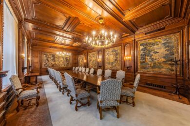 Jeden z historických Škodových salonků v pražském Škodově paláci, jehož reprezentační interiéry vznikly podle návrhu architekta Pavla Janáka. Veřejnost si je bude moci zdarma prohlédnout ve středu 28. října během Dne otevřených dveří pražského magistrátu, a to bez předchozí rezervace.