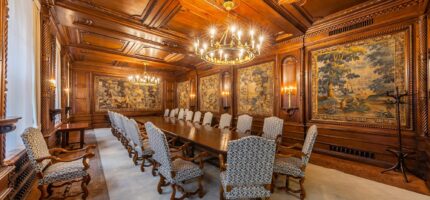 Jeden z historických Škodových salonků v pražském Škodově paláci, jehož reprezentační interiéry vznikly podle návrhu architekta Pavla Janáka. Veřejnost si je bude moci zdarma prohlédnout ve středu 28. října během Dne otevřených dveří pražského magistrátu, a to bez předchozí rezervace.