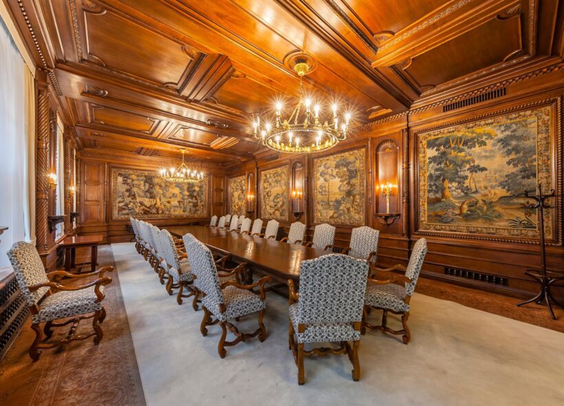 Jeden z historických Škodových salonků v pražském Škodově paláci, jehož reprezentační interiéry vznikly podle návrhu architekta Pavla Janáka. Veřejnost si je bude moci zdarma prohlédnout ve středu 28. října během Dne otevřených dveří pražského magistrátu, a to bez předchozí rezervace.