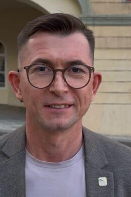 Jiří Fořt se narodil na Praze 1, kde přes pětadvacet let také podniká. Zkušenost z každodenního života v centru chce podle svých slov promítnout i do komunální politiky.