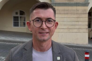 Jiří Fořt se narodil na Praze 1, kde přes pětadvacet let také podniká. Zkušenost z každodenního života v centru chce podle svých slov promítnout i do komunální politiky.