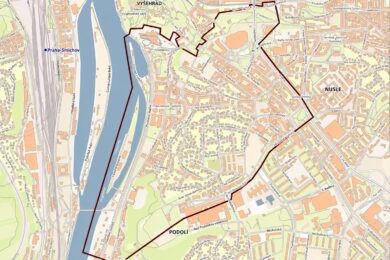 Červeně vyznačená oblast Podolí a Nuslí, kde Praha 4 od čtvrtka 15. října 2026 zahájí postupnou změnu dopravního značení parkovacích zón. Část fialových zón se změní na modré a upraví se také jejich provozní doba.