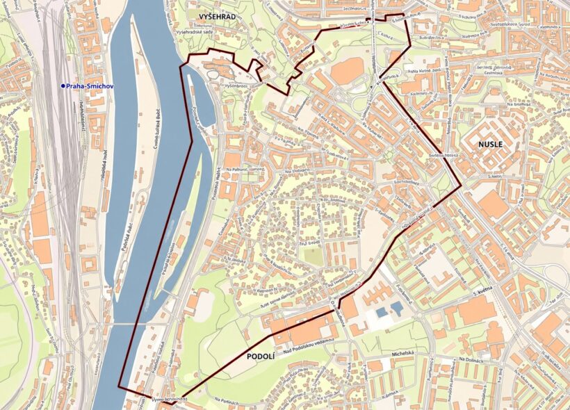 Červeně vyznačená oblast Podolí a Nuslí, kde Praha 4 od čtvrtka 15. října 2026 zahájí postupnou změnu dopravního značení parkovacích zón. Část fialových zón se změní na modré a upraví se také jejich provozní doba.