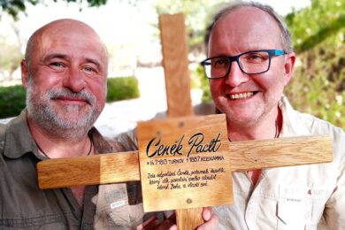 Martin Šíl a Jiří Neumann s dřevěným křížem, který přivezli do jižní Afriky na památku českého cestovatele Čeňka Paclta. Na kříži je vyryto jeho poslední přání. 