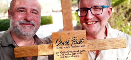 Martin Šíl a Jiří Neumann s dřevěným křížem, který přivezli do jižní Afriky na památku českého cestovatele Čeňka Paclta. Na kříži je vyryto jeho poslední přání.