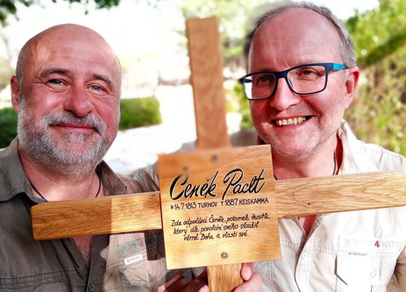 Martin Šíl a Jiří Neumann s dřevěným křížem, který přivezli do jižní Afriky na památku českého cestovatele Čeňka Paclta. Na kříži je vyryto jeho poslední přání. 