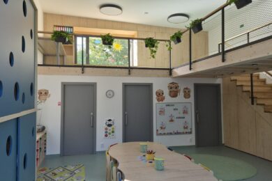 Dětská skupina podporuje samostatnost a zvídavost dětí, zároveň vychází z moderní předškolní pedagogiky.
