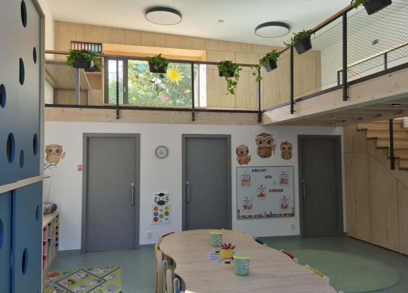 Dětská skupina podporuje samostatnost a zvídavost dětí, zároveň vychází z moderní předškolní pedagogiky.
