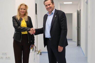Starosta Prahy 13 David Vodrážka a Markéta Hellerová, výkonná a zdravotní ředitelka Innova Healthcare. Společně představili další rozvoj zdravotnických služeb v městské části.