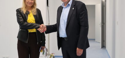 Starosta Prahy 13 David Vodrážka a Markéta Hellerová, výkonná a zdravotní ředitelka Innova Healthcare. Společně představili další rozvoj zdravotnických služeb v městské části.