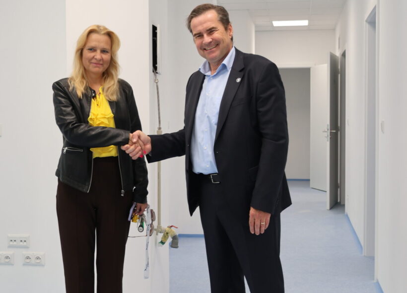 Starosta Prahy 13 David Vodrážka a Markéta Hellerová, výkonná a zdravotní ředitelka Innova Healthcare. Společně představili další rozvoj zdravotnických služeb v městské části.