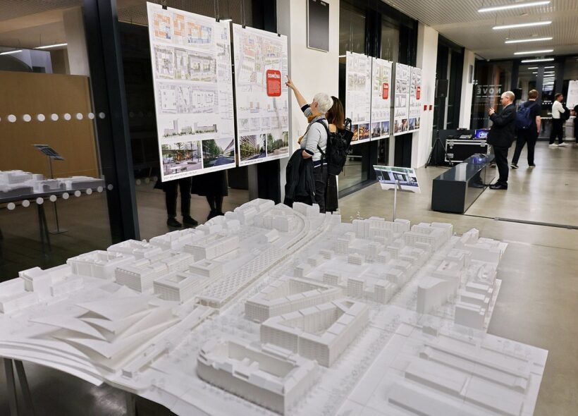 Výstava Nové Holešovice představuje architektonické návrhy a model budoucí podoby území u Nádraží Holešovice. Veřejnost si může prohlédnout, jak by se tato část Prahy mohla v příštích letech proměnit