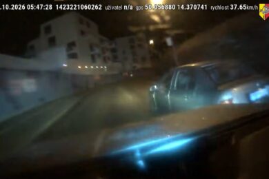 Dramatický záběr z policejní kamery zachycuje okamžik, kdy hlídka pomocí PIT manévru zastavuje ujíždějící Škodu Fabia. Šestadvacetiletý řidič předtím riskantní jízdou pražskými ulicemi ohrožoval ostatní účastníky provozu a nezastavila ho ani střelba na pneumatiky.