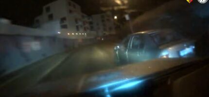Dramatický záběr z policejní kamery zachycuje okamžik, kdy hlídka pomocí PIT manévru zastavuje ujíždějící Škodu Fabia. Šestadvacetiletý řidič předtím riskantní jízdou pražskými ulicemi ohrožoval ostatní účastníky provozu a nezastavila ho ani střelba na pneumatiky.