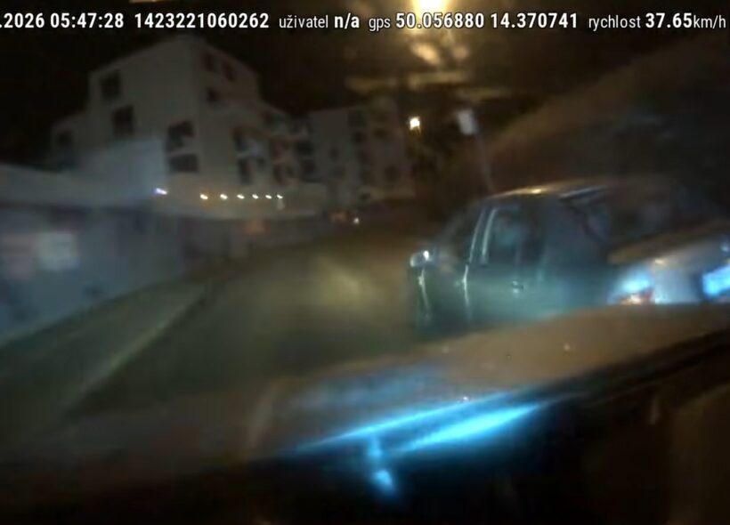 Dramatický záběr z policejní kamery zachycuje okamžik, kdy hlídka pomocí PIT manévru zastavuje ujíždějící Škodu Fabia. Šestadvacetiletý řidič předtím riskantní jízdou pražskými ulicemi ohrožoval ostatní účastníky provozu a nezastavila ho ani střelba na pneumatiky.