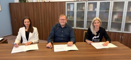Podpis memoranda, které otevírá cestu k nové široké koalici na Praze 2 s podporou 26 z 35 zastupitelů. Zleva Jana Bašusová (PRAHA 2 SOBĚ), současný starosta Jan Korseska (SPOLU PRO PRAHU 2) a Magdalena Valdmanová (Piráti).