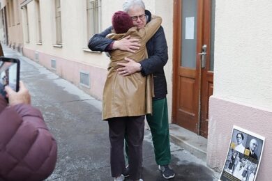 Dojemné setkání při pokládání Kamenů zmizelých v Praze 3. Památku svých prarodičů Roberta a Elsy Löwensteinových, které nacisté v roce 1942 zavraždili, přijel z Brazílie uctít jejich vnuk Claudio Steuer. 