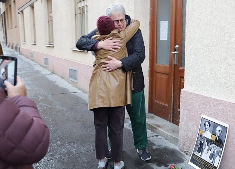 Dojemné setkání při pokládání Kamenů zmizelých v Praze 3. Památku svých prarodičů Roberta a Elsy Löwensteinových, které nacisté v roce 1942 zavraždili, přijel z Brazílie uctít jejich vnuk Claudio Steuer. 