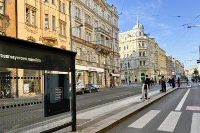 Tramvajová zastávka Strossmayerovo náměstí v ulici Dukelských hrdinů. Na snímku je patrný dosavadní nástupní ostrůvek i přilehlý prostor pro cyklisty.