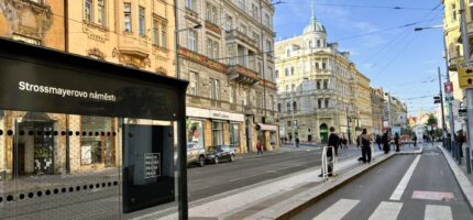 Tramvajová zastávka Strossmayerovo náměstí v ulici Dukelských hrdinů. Na snímku je patrný dosavadní nástupní ostrůvek i přilehlý prostor pro cyklisty.