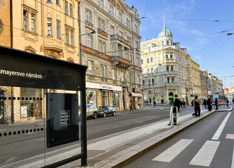 Tramvajová zastávka Strossmayerovo náměstí v ulici Dukelských hrdinů. Na snímku je patrný dosavadní nástupní ostrůvek i přilehlý prostor pro cyklisty.