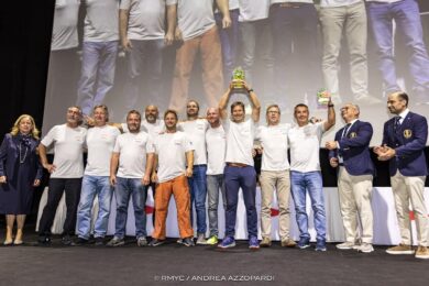 Český Tři sestry Sailing Team slaví mimořádný úspěch na prestižním Rolex Middle Sea Race 2026. Posádka s baskytaristou Tří sester Tomem Doležalem a kapitánem Milanem Hájkem zvítězila na jachtě Daring Sisters v kategorii ORC 3, kde porazila dalších 15 soupeřů.