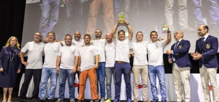 Český Tři sestry Sailing Team slaví mimořádný úspěch na prestižním Rolex Middle Sea Race 2026. Posádka s baskytaristou Tří sester Tomem Doležalem a kapitánem Milanem Hájkem zvítězila na jachtě Daring Sisters v kategorii ORC 3, kde porazila dalších 15 soupeřů.