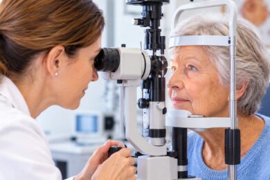 Pravidelné oční prohlídky jsou důležité v každém věku. U seniorů mohou pomoci včas odhalit šedý zákal i další oční onemocnění, která mohou postupně zhoršovat zrak a ovlivňovat kvalitu života.