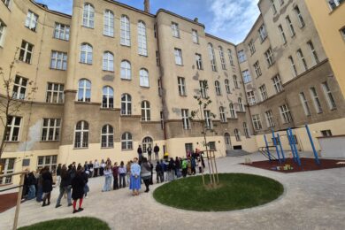 Nově zrekonstruovaný vnitroblok ZŠ Lupáčova na Žižkově nabízí žákům hřiště s workoutovými prvky, zeleň i prostor pro venkovní výuku. 