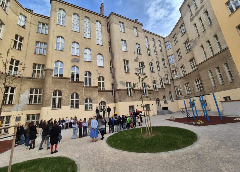 Nově zrekonstruovaný vnitroblok ZŠ Lupáčova na Žižkově nabízí žákům hřiště s workoutovými prvky, zeleň i prostor pro venkovní výuku. 