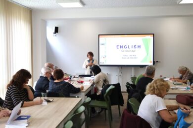Senioři z Prahy 13 při výuce angličtiny v rámci projektu Angličtina pro stříbrný věk. Středisko sociálních služeb letos otevřelo tři kurzy podle úrovně znalostí, které účastníkům umožňují nejen učit se cizí jazyk, ale také procvičovat paměť a setkávat se s ostatními.