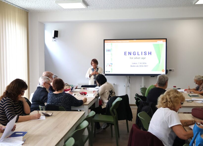 Senioři z Prahy 13 při výuce angličtiny v rámci projektu Angličtina pro stříbrný věk. Středisko sociálních služeb letos otevřelo tři kurzy podle úrovně znalostí, které účastníkům umožňují nejen učit se cizí jazyk, ale také procvičovat paměť a setkávat se s ostatními.