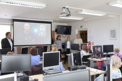 Starosta Prahy 13 David Vodrážka při zahájení nového semestru Univerzity třetího věku. Výuka probíhá v počítačové učebně Střediska sociálních služeb prostřednictvím videopřednášek České zemědělské univerzity.