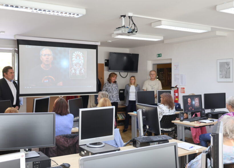 Starosta Prahy 13 David Vodrážka při zahájení nového semestru Univerzity třetího věku. Výuka probíhá v počítačové učebně Střediska sociálních služeb prostřednictvím videopřednášek České zemědělské univerzity.