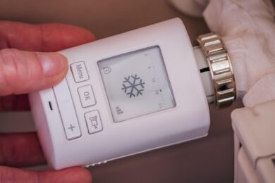 Při přerušení centrálních dodávek tepla zůstávají radiátory studené. Domácnosti se proto musí připravit na několik dní bez vytápění.