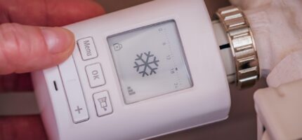 Při přerušení centrálních dodávek tepla zůstávají radiátory studené. Domácnosti se proto musí připravit na několik dní bez vytápění.