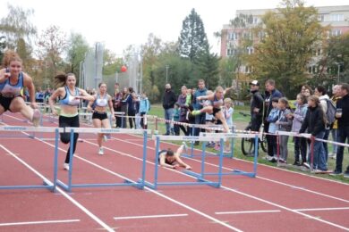 Překážkový běh na atletickém oválu v Jeseniově ulici. Slavnostní otevření zrekonstruovaného sportoviště doprovodily také ukázky atletických disciplín.