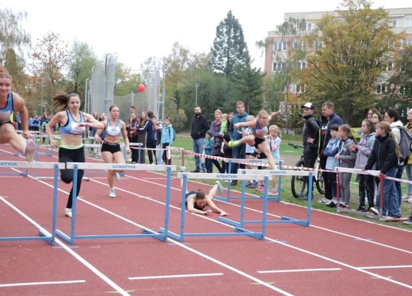 Překážkový běh na atletickém oválu v Jeseniově ulici. Slavnostní otevření zrekonstruovaného sportoviště doprovodily také ukázky atletických disciplín.