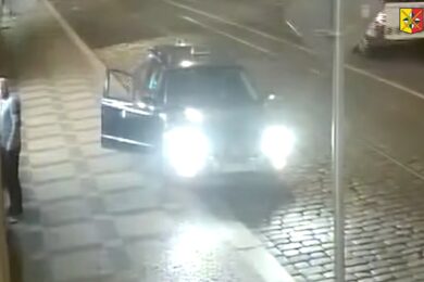 Kamerový záznam zachycuje muže, po kterém policisté pátrají v souvislosti s výběrem více než 30 tisíc korun z odcizené platební karty. Jak získal potřebný PIN kód, zatím není jasné.
