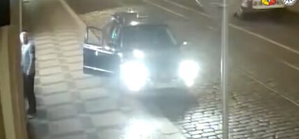 Kamerový záznam zachycuje muže, po kterém policisté pátrají v souvislosti s výběrem více než 30 tisíc korun z odcizené platební karty. Jak získal potřebný PIN kód, zatím není jasné.
