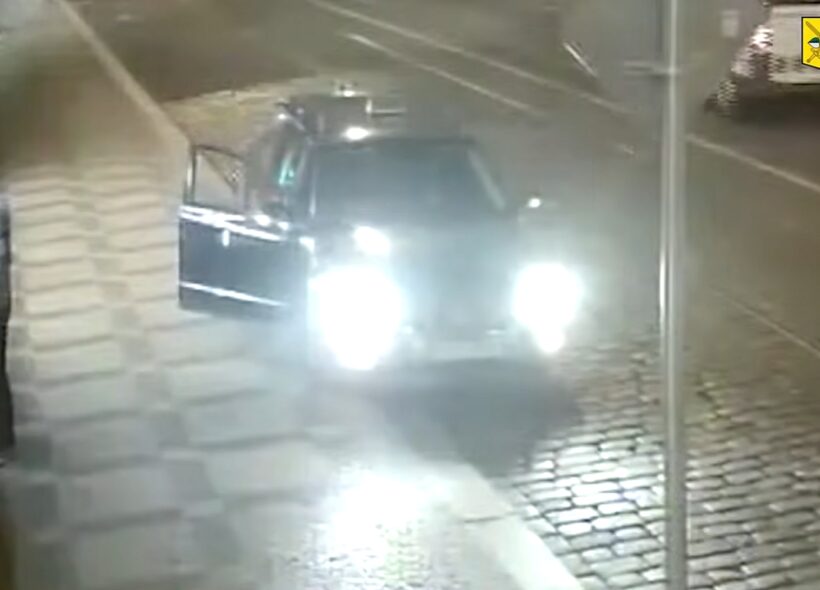 Kamerový záznam zachycuje muže, po kterém policisté pátrají v souvislosti s výběrem více než 30 tisíc korun z odcizené platební karty. Jak získal potřebný PIN kód, zatím není jasné.