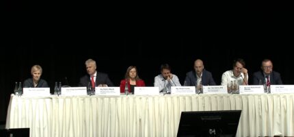 Sedm lídrů kandidujících uskupení se v hotelu Olšanka střetlo v předvolební debatě o budoucnosti Prahy 3. Hlavními tématy byly bydlení, školy, bezpečnost, doprava a parkování.