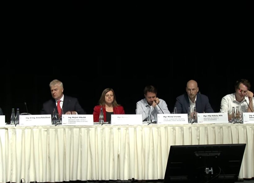 Sedm lídrů kandidujících uskupení se v hotelu Olšanka střetlo v předvolební debatě o budoucnosti Prahy 3. Hlavními tématy byly bydlení, školy, bezpečnost, doprava a parkování.