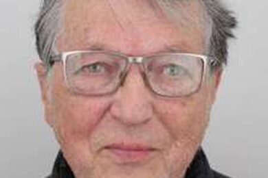 Policie pátrá po 81letém Ivanu Šimůnkovi, který 21. října odešel ze svého domova v pražské Velké Chuchli. Senior trpí vážným neurodegenerativním onemocněním mozku a panují obavy o jeho život a zdraví. Jakékoliv informace o jeho pohybu mohou lidé oznámit na tísňové lince 158.